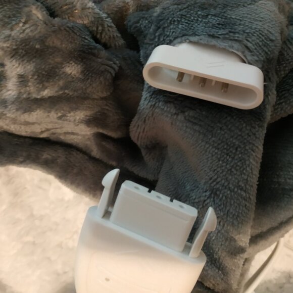 King Size Plug-In Heated Blanket with Two Controllers - cETL Certified - Picture 9 of 10